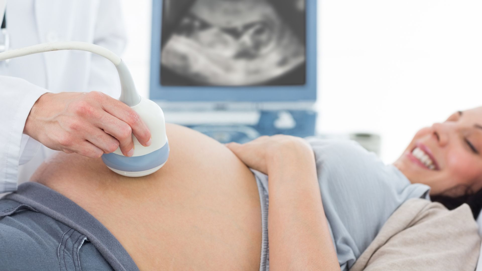 Ginecòloga practicant una ecografia a una dona embarassada