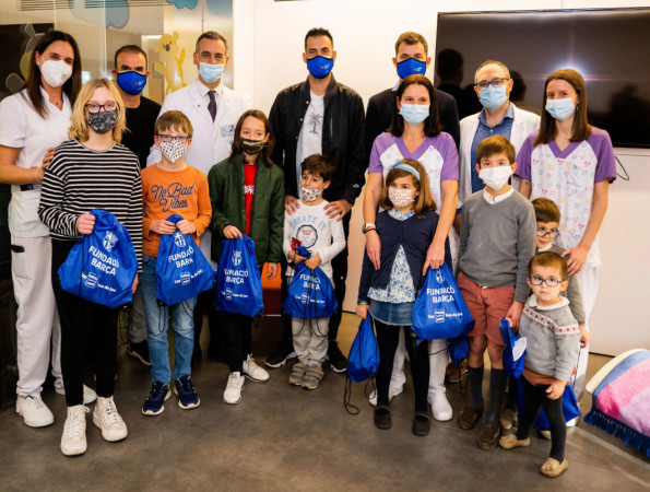 Foto de família de la delegació blaugrana i els pacients de pediatria.