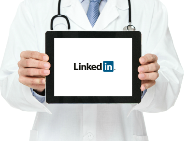 Metge que sosté una tauleta amb el logotip de Linked In