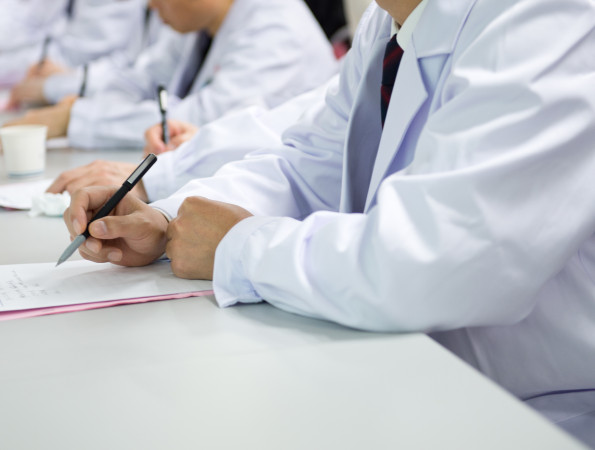 Professionals de la medicina en una sala d'estudi.