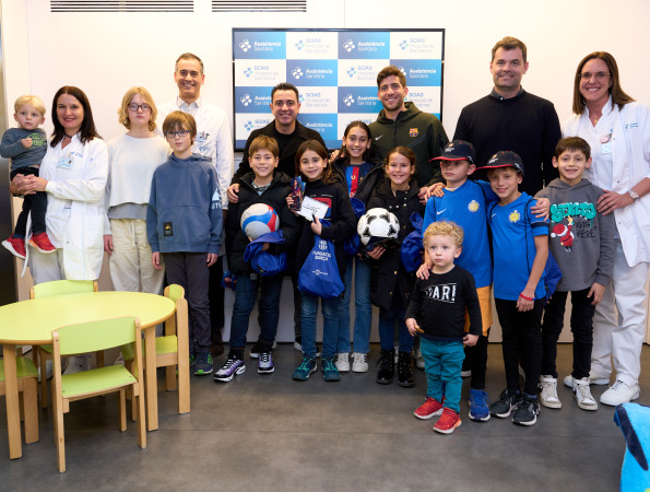 Delegació blaugrana amb pacients i equip de pediatria de l'Hospital de Barcelona