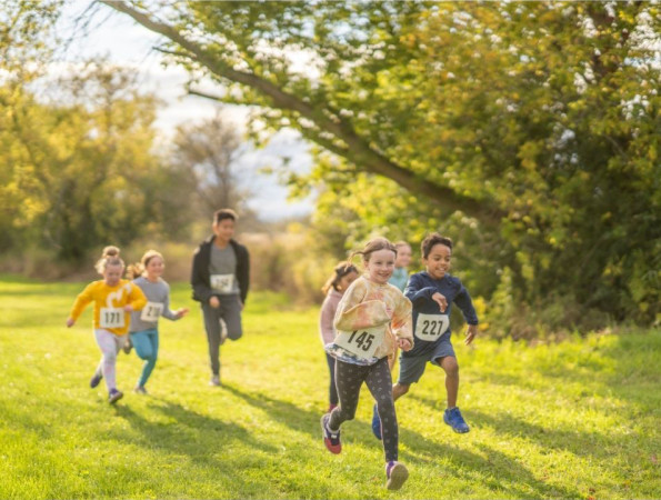 Grup d'infants fent una cursa a la natura