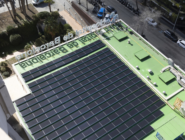 Instal·lació fotovoltaica a la coberta de l'Hospital de Barcelona
