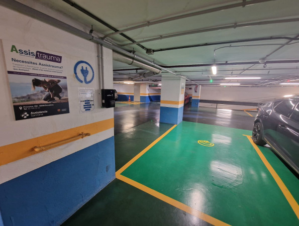 Plaça i carregador per a vehicles elèctrics al pàrquing de l'Hospital de Barcelona