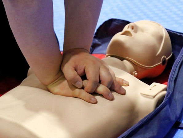 Pràctica de massatge cardíac sobre un maniquí