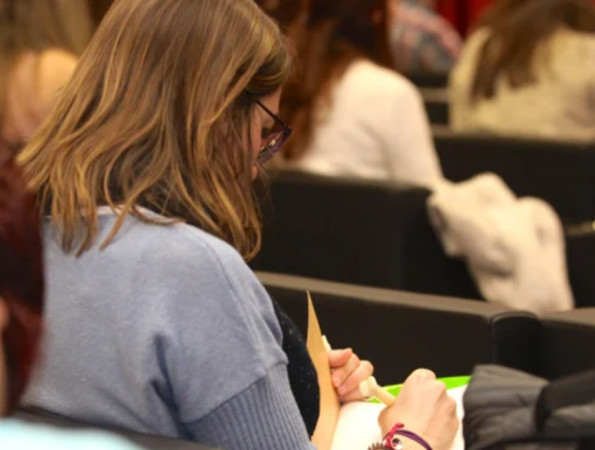 Assistent a una formació mèdica prenent notes