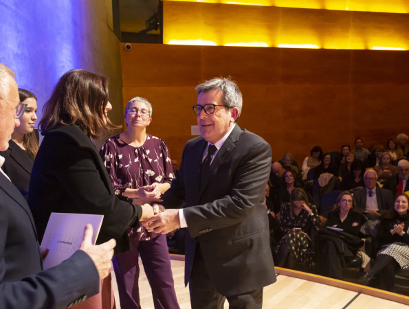 El Dr. Borràs recollint el Premi Excel·lència del COMB