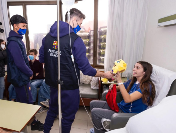 Lewandowski i Dro regalant un peluix a una pacient de l'Hospital de Barcelona