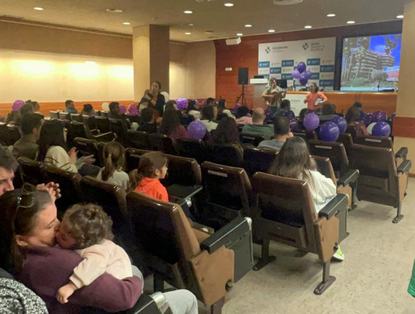 Sala d'actes de l'Hospital de Barcelona durant l'actuació musical del Dia de la Prematuritat 2025