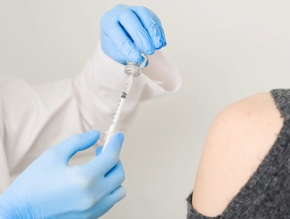 Adminstració d'una vacuna a l'espatlla