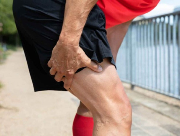 Un corredor es subjecta l'isquiotibial de la cuixa dreta en un gest de dolor