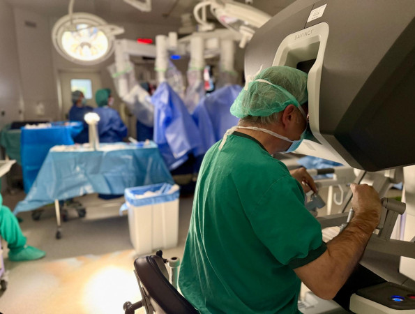 Cirurgià en una operació mitjançant el robot Da Vinci