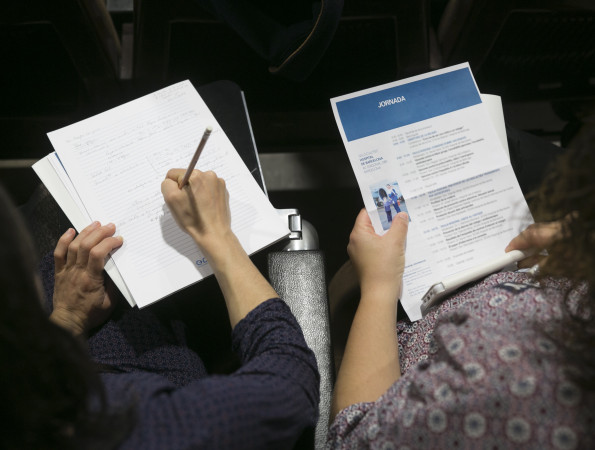 Dues infermeres prenent notes durant una jornada formativa