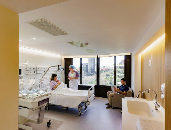 Habitació d'ingrés conjunt de neonatologia l'Hospital de Barcelona amb persones