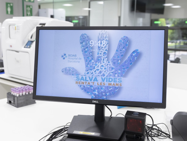 Pantalla de laboratori clínic amb imatge del Dia Mundial de la Higiene de Mans