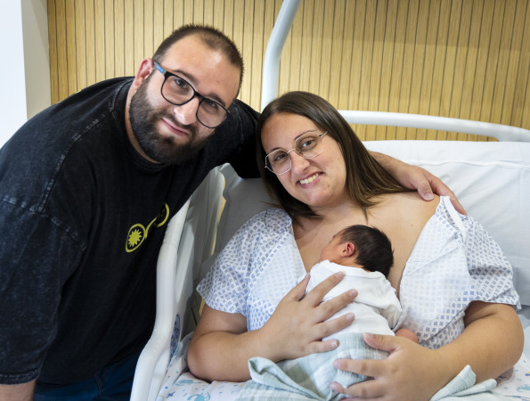 Pare, mare i nadó en una habitació de l'Hospital de Barcelona