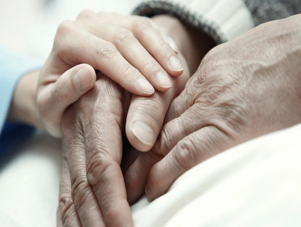 Mans de persona gran i persona jove agafades