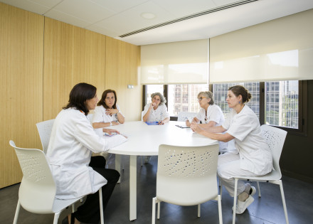Reunió de dones a l'Hospital de Barcelona.