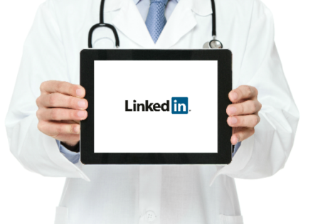 Metge que sosté una tauleta amb el logotip de Linked In