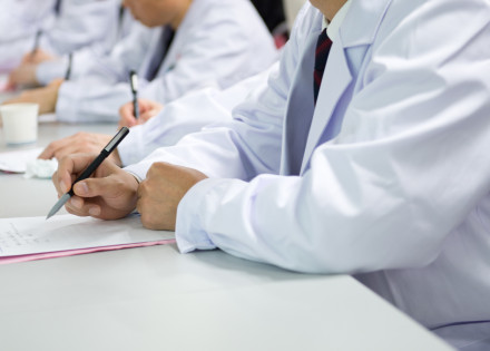 Professionals de la medicina en una sala d'estudi.