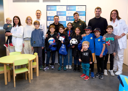 Delegació blaugrana amb pacients i equip de pediatria de l'Hospital de Barcelona