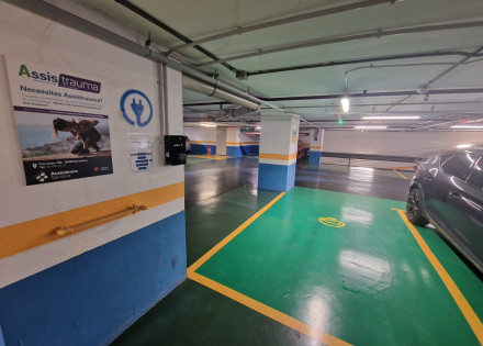 Plaça i carregador per a vehicles elèctrics al pàrquing de l'Hospital de Barcelona