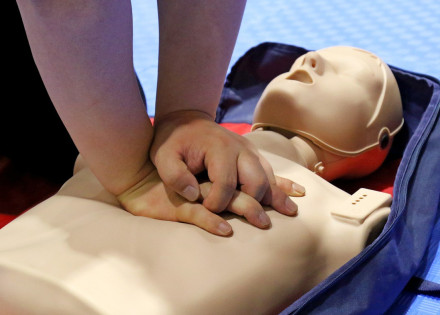 Pràctica de massatge cardíac sobre un maniquí