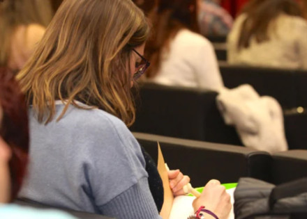 Assistent a una formació mèdica prenent notes