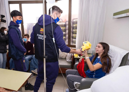 Lewandowski i Dro regalant un peluix a una pacient de l'Hospital de Barcelona