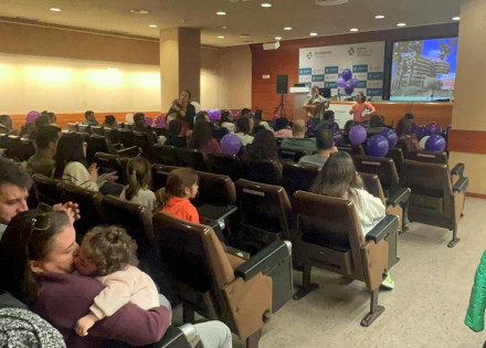 Sala d'actes de l'Hospital de Barcelona durant l'actuació musical del Dia de la Prematuritat 2025