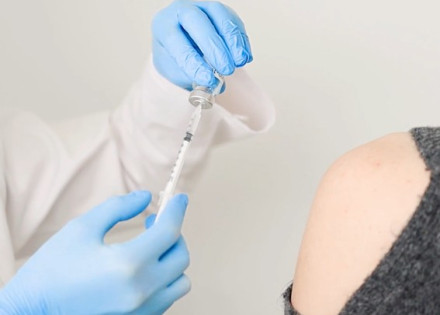 Adminstració d'una vacuna a l'espatlla