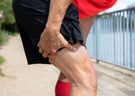 Un corredor es subjecta l'isquiotibial de la cuixa dreta en un gest de dolor