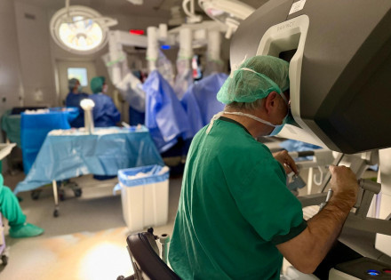 Cirurgià en una operació mitjançant el robot Da Vinci