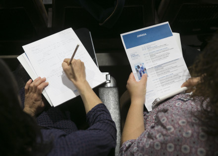 Dues infermeres prenent notes durant una jornada formativa