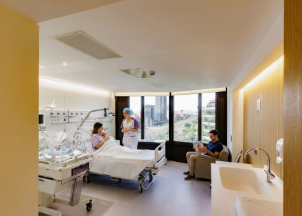 Habitació d'ingrés conjunt de neonatologia l'Hospital de Barcelona amb persones