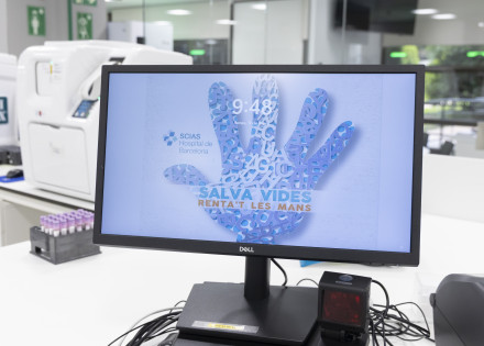Pantalla de laboratori clínic amb imatge del Dia Mundial de la Higiene de Mans