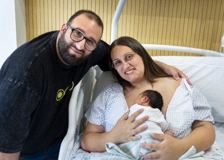 Pare, mare i nadó en una habitació de l'Hospital de Barcelona