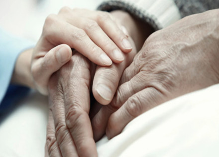 Mans de persona gran i persona jove agafades
