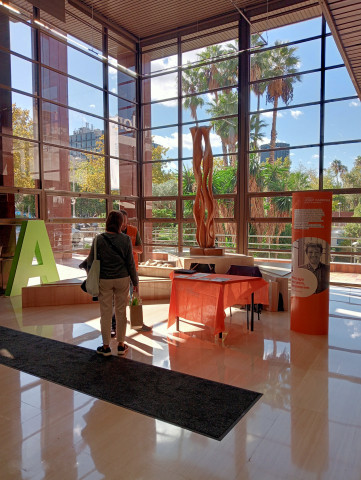 Taula informativa de la Fundació Josep Carreras instal·lada al vestíbul de l'Hospital de Barcelona