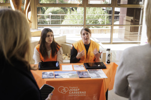 Taula informativa de la Fundació Josep Carreras al vestíbul de l'Hospital de Barcelona