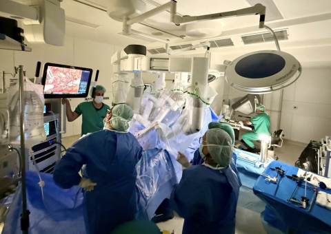Quiròfan durant una operació mitjançant el robot Da Vinci