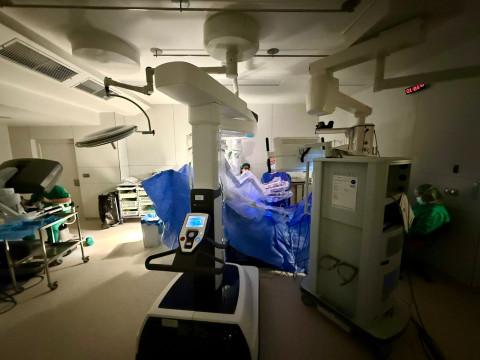 Quiròfan durant una operació mitjançant el robot Da Vinci