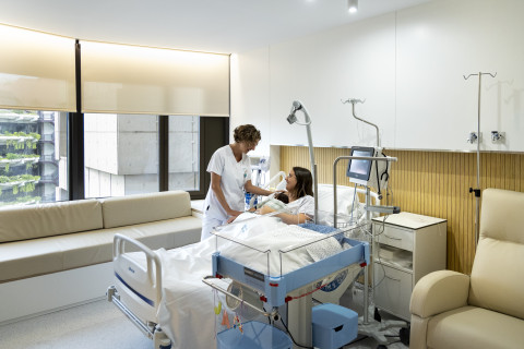 Mare i nadó ingressats en una habitació couplet care de l'Hospital de Barcelona amb una infermera