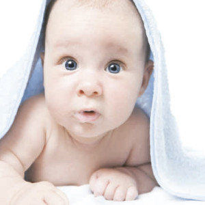 Bebé tapado con toalla